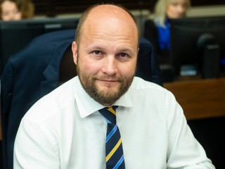 Naď varuje pred ruským vplyvom, Fico sa mu smeje. Ostatní svedomito mlčia