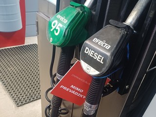 Slováci tankujú ako o život. Obavy z vojny vyprázdňujú pumpy, desiatky sú bez paliva