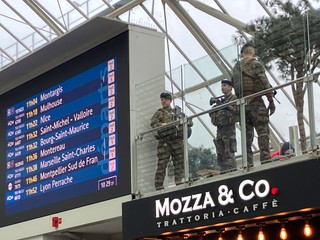 Na parížskej stanici útočník pobodal troch ľudí