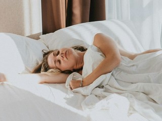 Spíte nepravidelne? TAKTO to ohrozuje vaše srdce aj mozog