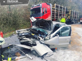Tragická zrážka auta s kamiónom: O život prišiel jeden človek