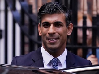 Británia bude mať po prvý raz v histórii premiéra ázijského pôvodu. Krajinu povedie Rishi Sunak
