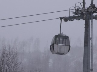 Lyžiarov v Tatrách vyháňal zo svahov vietor. Mimo prevádzky boli aj lanovky