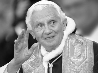 Bol pápež Benedikt XVI. v deň svojej smrti zasiahnutý do hlavy záhadným kladivom?
