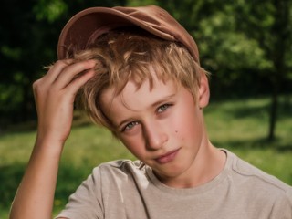 Z chlapčeka zo seriálu Prázdniny vyrástol hotový model: Spoznáte ho ešte?