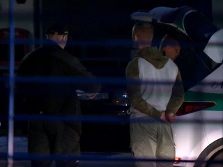 Zničené auto a streľba z pištole. V Moste pri Bratislave bolo rušno