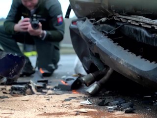 Líder zo Smola a hrušky mal smolu. Vodič nestihol zabrzdiť a skončil v kufri speváka