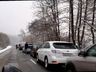 Komplikovaná situácia na hranici. Na mieste sú niekoľkokilometrové kolóny