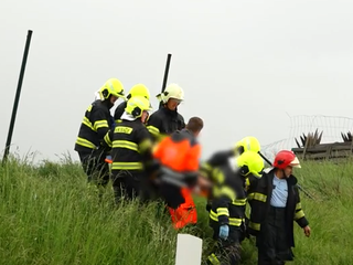 Dramatická nehoda na mokrej D1: Auto staršieho páru skončilo na streche