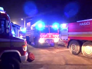 Ničivý požiar zachvátil strechu rodinného domu. S plameňmi bojovalo 12 hasičov