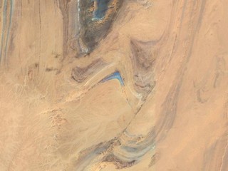 Internet rieši novú záhadu: Na Sahare sa objavila tajomná modrá farba