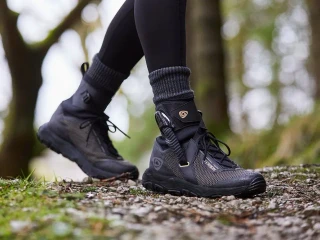 Turistická obuv vybavená hydraulickým teleskopom: Ochráni vás pred vyvrtnutím členkov