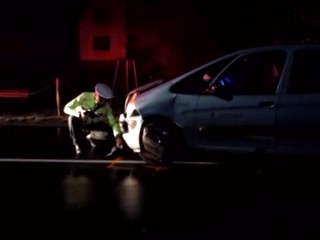Šofér spôsobil nehodu. Nafúkal a svedkov ohrozoval nožom