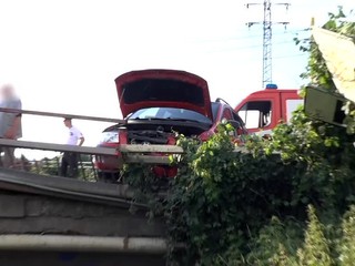 Auto vyletelo mimo cesty a zrazilo muža na chodníku