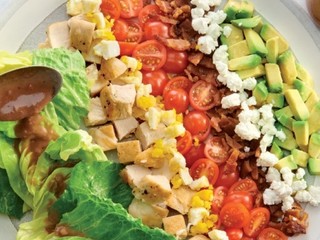 Neviete, čo variť počas horúčav? Vyskúšajte tento skvelý šalát, ktorý môžete podávať ako hlavný chod