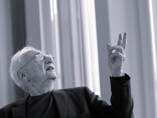 Vo veku 96 rokov zomrel architekt Frank Gehry, spoluautor Tancujúceho domu v Prahe