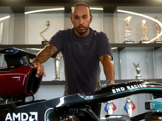 Lewis Hamilton vysvetlil, aké posolstvo nesie nápis na jeho prilbe