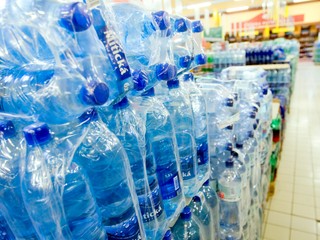 Zálohovanie PET fliaš naberá reálne kontúry, obchodníci sú proti