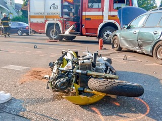 Tragická nehoda: Motorkár neprežil zrážku s osobným autom