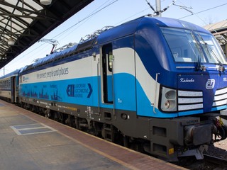 Krádež káblov ochromila pražskú železnicu. Vlaky meškajú až 90 minút