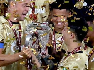 Ťažký ruský pohár! Kapitán víťazného tímu rozbil trofej