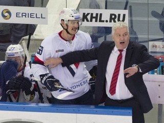 Tréner Miloš Říha s rozhodcami zakopali vojnovú sekeru