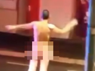 Vodiči zažili nevídaný výjav: Nahý muž sa postavil do stredu cesty a riadil dopravu