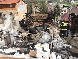 Plamene zanechali spúšť. Rodina prišla pri požiari o strechu nad hlavou