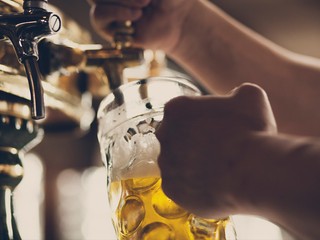 Už z dvoch veľkých pív denne zostarne váš mozog o 10 rokov