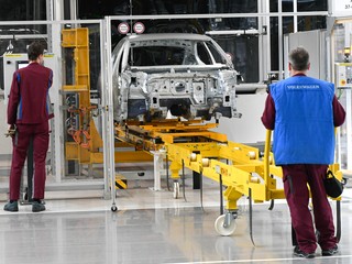 Náročné časy pre Volkswagen: Ekonóm vysvetlil, aký dopad to môže mať na slovenský závod