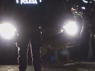 Protidrogová akcia: Kriminalisti s kukláčmi a psovodmi zasahovali na viacerých miestach súčasne