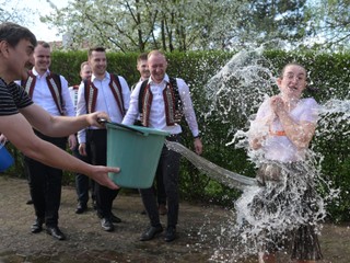 Šibačka nebola o bolesti, ale o dvorení. Význam Veľkonočného pondelka vás prekvapí