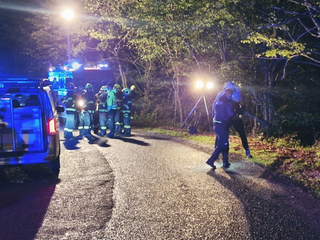Pri obci Močiar sa zrútilo auto do zrázu. Pri nehode zahynuli dvaja kamaráti