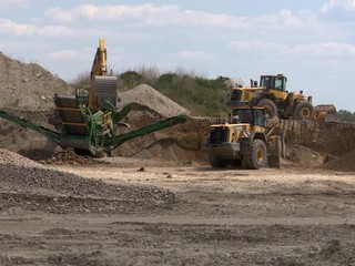 Polícia vyšetruje znečistenie vôd. Skládka s nebezpečným odpadom stojí na zdroji podzemnej vody