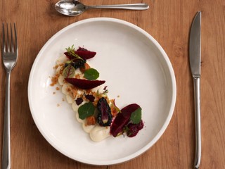 Kozí syr s cviklou, černicami, lieskovcami a nachos