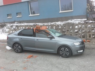V Košiciach spadli na auto tehly. Zostal po nich kabriolet