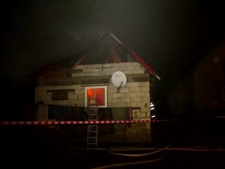 Pred Vianocami prišli o svoje domovy. Hasičom komplikoval prácu zľadovatený terén