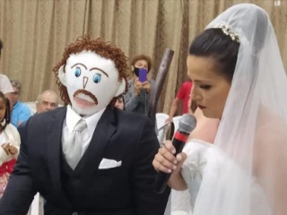 Táto žena sa vydala za handrovú bábiku: Teraz sa im „narodilo“ prvé dieťa