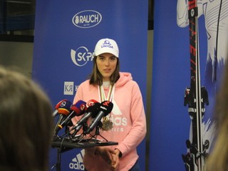 Majsterka sveta Petra Vlhová je doma. V noci pristála v Bratislave