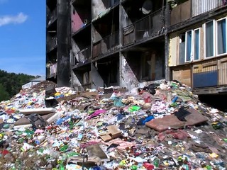 Mladá žena porodila dieťa. Polícia našla jeho telo v kríkoch