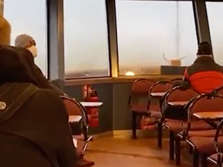 Desivé zábery z paluby: Obrovská vlna rozbila okno osobného trajektu