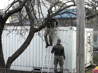 Vojaci postavili kontajnerové mestečko pre ľudí, ktorých zemetrasenie vyhnalo z domovov