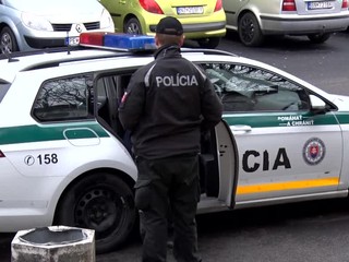 Hádka počas prechádzky. Druh chcel ženu utopiť v rieke