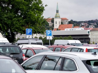 Dnes končí parkovanie na chodníku. Existujú výnimky
