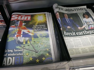 Dôchodkyne sa pobili o noviny zadarmo. Jedna zaútočila chodítkom