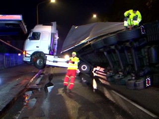 Pri Ružomberku havaroval kamión. Mladý šofér zrejme dostal mikrospánok