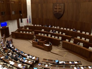 Bugár ide na operáciu, premiér je na výjazde a Danko nekomunikuje. Kedy sa stretnú predsedovia?