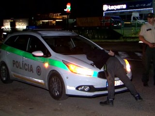 Počas nočnej razie v Ružomberku policajti zaistili v aute podozrivú bielu látku v striekačkách