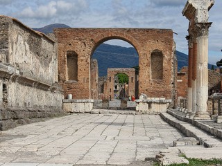 Archeológom v Pompejach sa pri odkrytí starovekej vily naskytol erotický pohľad