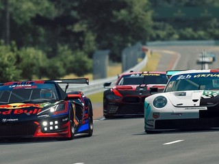 Toyota naďalej dominuje pretekom 24h Le Mans